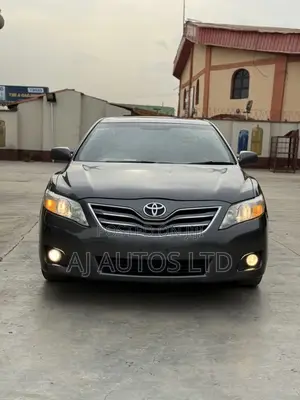 Toyota Camry XLE V6 4dr Sedan (3.5L 6cyl 6AM) 2010 Gray