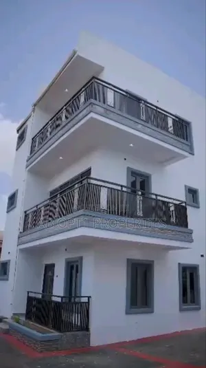 4bdrm Block of Flats in Ekenhuan Road, Benin City for sale