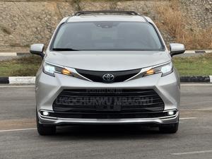 Toyota Sienna XLE Woodland Edition 2022 Silver