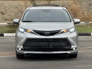 Toyota Sienna XLE Woodland Edition 2022 Silver