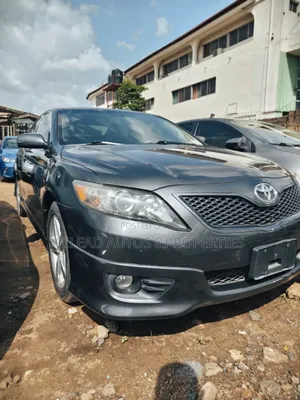Toyota Camry SE V6 4dr Sedan (3.5L 6cyl 6A) 2011