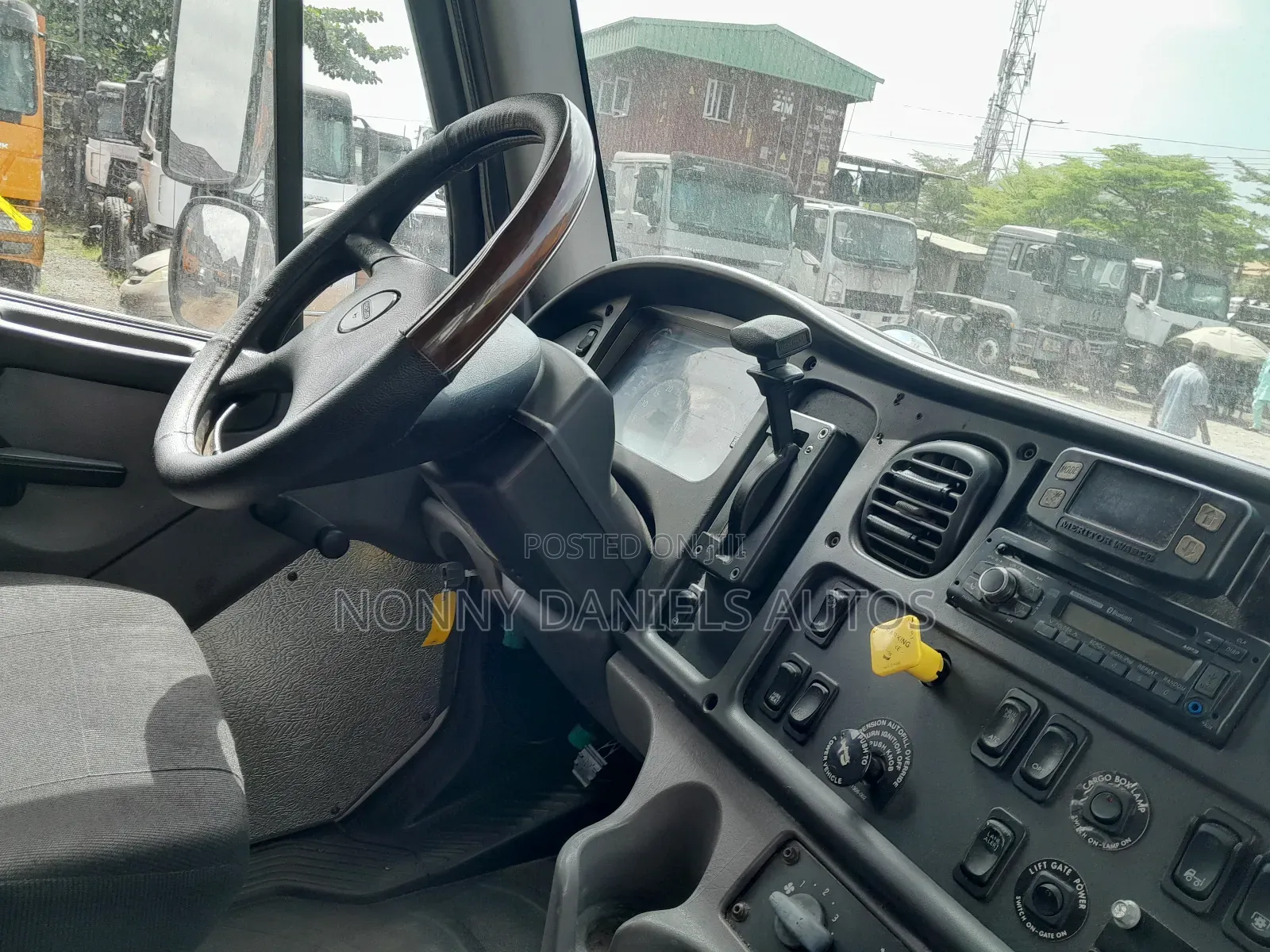 Freightliner 2015 White