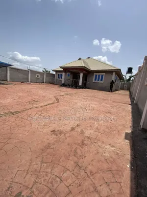 4bdrm Bungalow in Fatumo, Iwo Road for sale