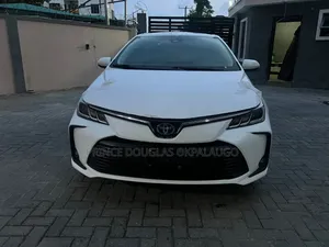 Toyota Corolla XLE 2022 White