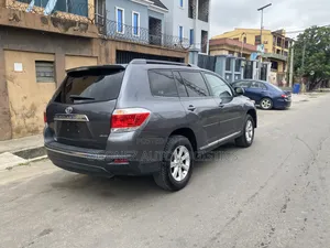 Toyota Highlander SE 2011 Gray