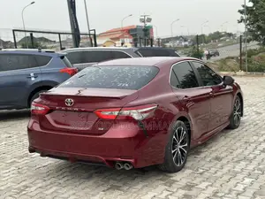 Toyota Camry SE FWD (2.5L 4cyl 8AM) 2018 Red
