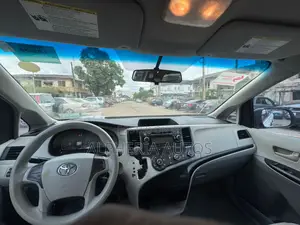 Toyota Sienna LE AWD 7-Passenger 2013 White