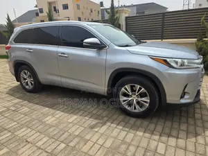 Toyota Highlander XLE 4x4 V6 (3.5L 6cyl 8A) 2018 Silver