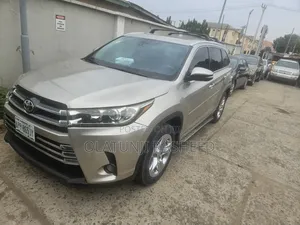 Toyota Highlander Limited V6 4x2 (3.5L 6cyl 6A) 2016 Gold