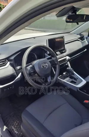 Toyota RAV4 LE AWD 2024 White
