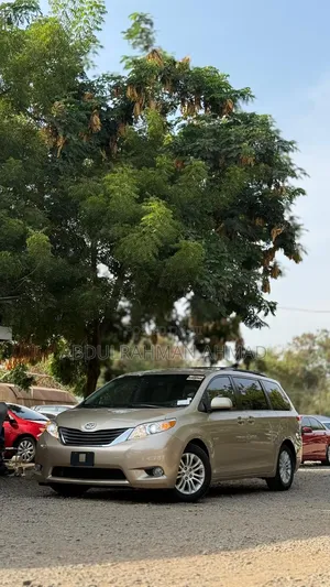 Toyota Sienna XLE FWD 8-Passenger 2013 Gold