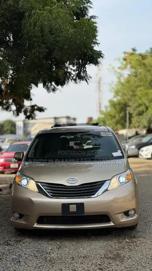 Toyota Sienna XLE FWD 8-Passenger 2013 Gold