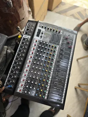 PMX -16 16 Channel Yamaha Powered Mixer
