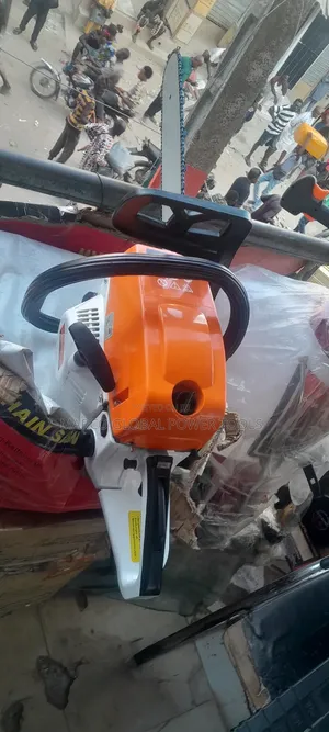 Medium Chainsaw Machine Petrol Engine