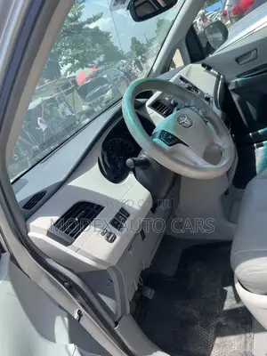 Toyota Sienna 2013 Silver