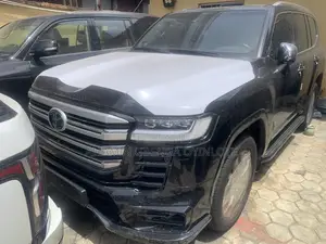 Toyota Land Cruiser LC300 2023 Black