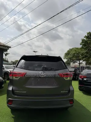 Toyota Highlander XLE 4x2 V6 (3.5L 6cyl 8A) 2018 Gray