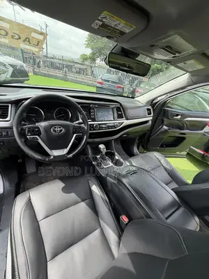 Toyota Highlander XLE 4x2 V6 (3.5L 6cyl 8A) 2018 Gray