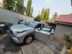 Toyota Highlander LE 2021 Silver