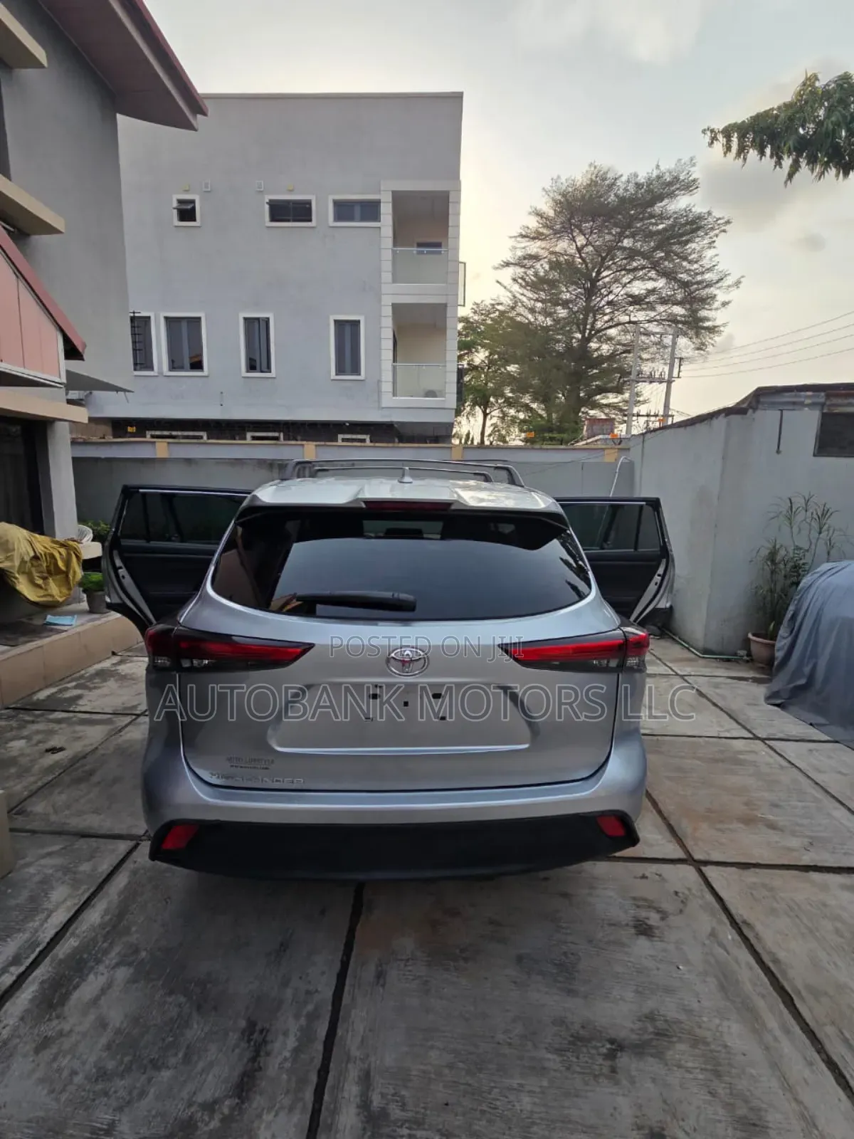 Toyota Highlander LE 2021 Silver