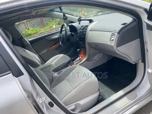 Toyota Corolla XLE 4dr Sedan (1.8L 4cyl 4A) 2010 Silver
