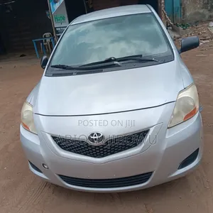 Toyota Yaris Base Sedan 4dr 2010 White