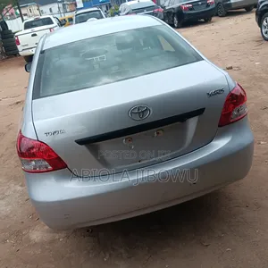 Toyota Yaris Base Sedan 4dr 2010 White