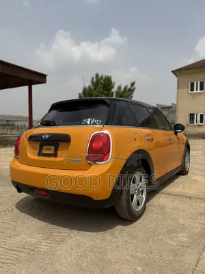 Mini Hatch 2017 Yellow