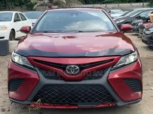 Toyota Camry SE FWD (2.5L 4cyl 8AM) 2018 Red