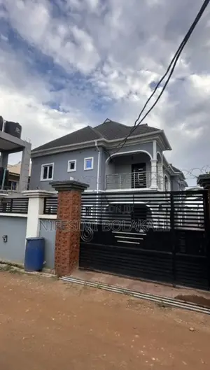 10bdrm Block of Flats in Agara, Akala for sale