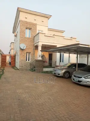 5bdrm Penthouse in Minna for sale