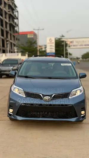Toyota Sienna XLE 7 Passenger (3.5L 6cyl 8A) 2017 Blue
