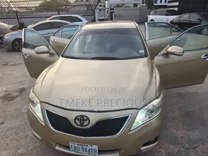 Toyota Camry SE 4dr Sedan (2.5L 4cyl 6A) 2011 Gold
