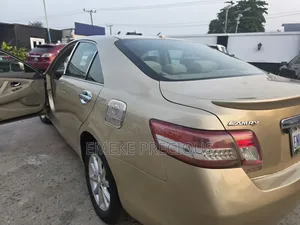 Toyota Camry SE 4dr Sedan (2.5L 4cyl 6A) 2011 Gold