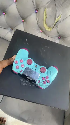 Ps 4 Console With 1 Pad 8 Games