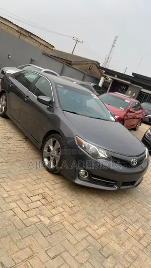 Toyota Camry SE V6 4dr Sedan (3.5L 6cyl 6A) 2013 Gray