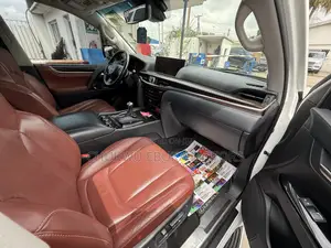 Lexus LX 570 AWD 2019 White