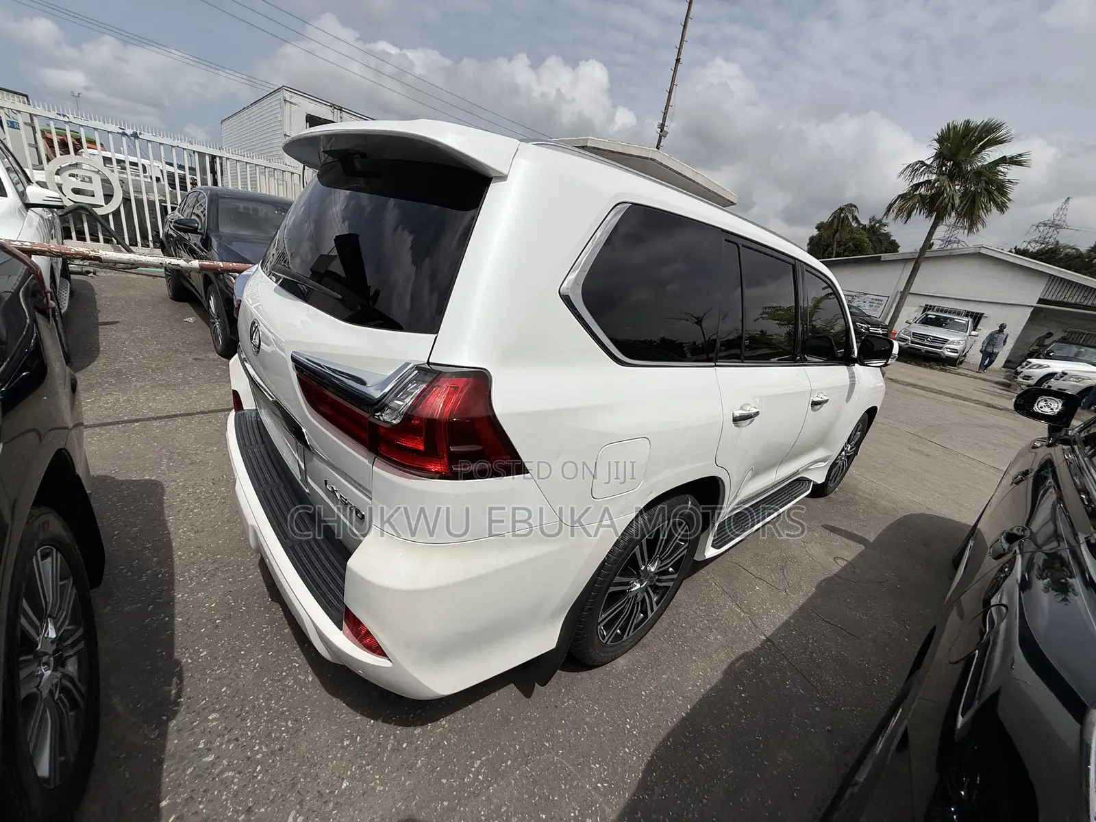 Lexus LX 570 AWD 2019 White