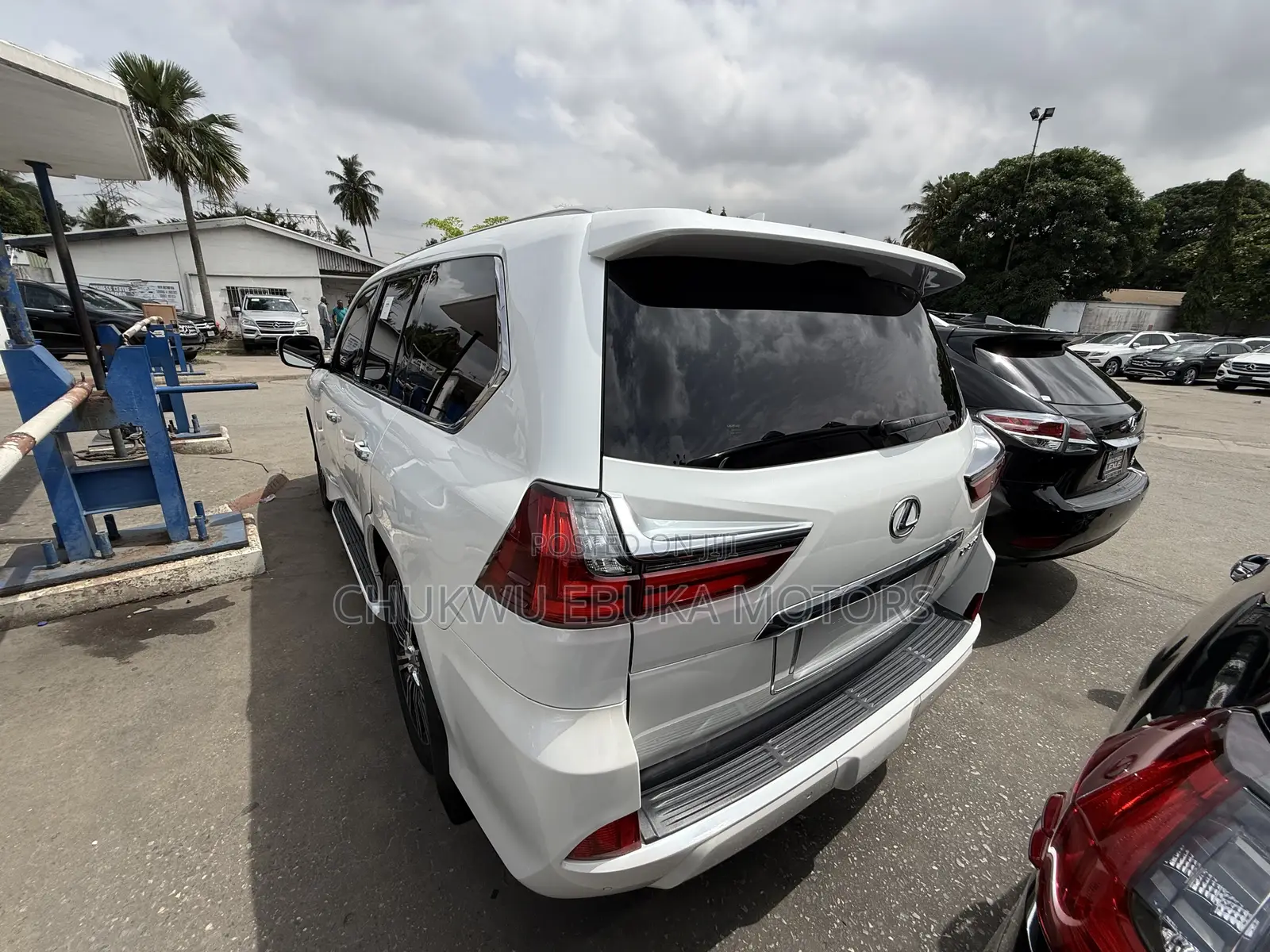 Lexus LX 570 AWD 2019 White