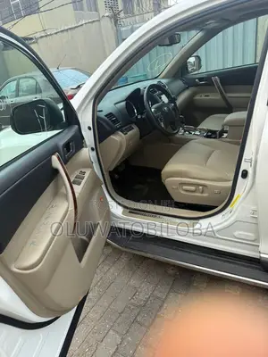Toyota Highlander Limited 3.5l 4WD 2013 White