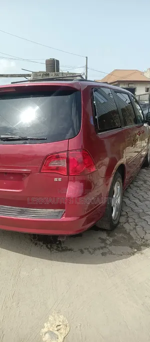 Volkswagen Routan SE 2011 Red