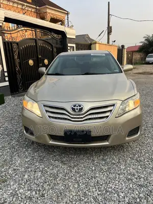 Toyota Camry LE 4dr Sedan (2.5L 4cyl 6AM) 2010 Gold