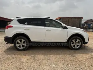 Toyota RAV4 XLE 4dr SUV (2.5L 4cyl 6A) 2014 White