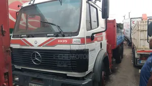 Mercedes 10tyres 15tones Self-Loader