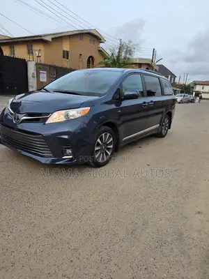 Toyota Sienna XLE (3.5L 6cyl 8A) 2018 Blue