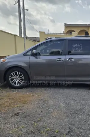 Toyota Sienna XLE Premium AWD (3.5L 6cyl 8A) 2018 Gray