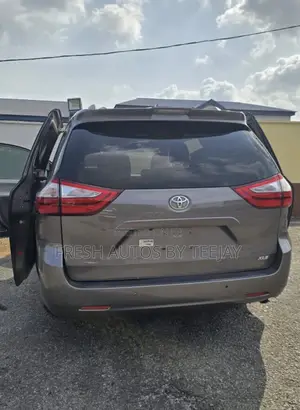 Toyota Sienna XLE Premium AWD (3.5L 6cyl 8A) 2018 Gray