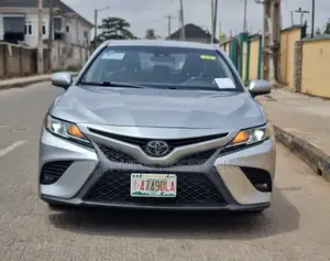 Toyota Camry SE FWD (2.5L 4cyl 8AM) 2018 Silver
