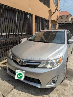 Toyota Camry XLE V6 4dr Sedan (3.5L 6cyl 6A) 2012 Silver