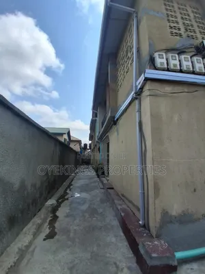3bdrm Block of Flats in Cele Busstop, Akala Express for sale